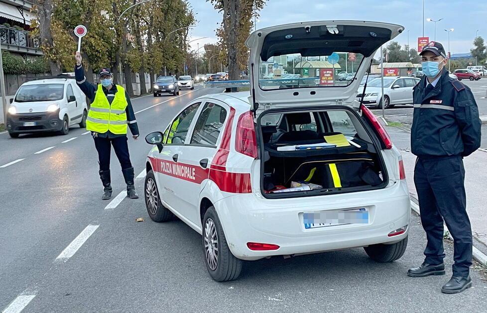 Una pattuglia della polizia municipale di Follonica