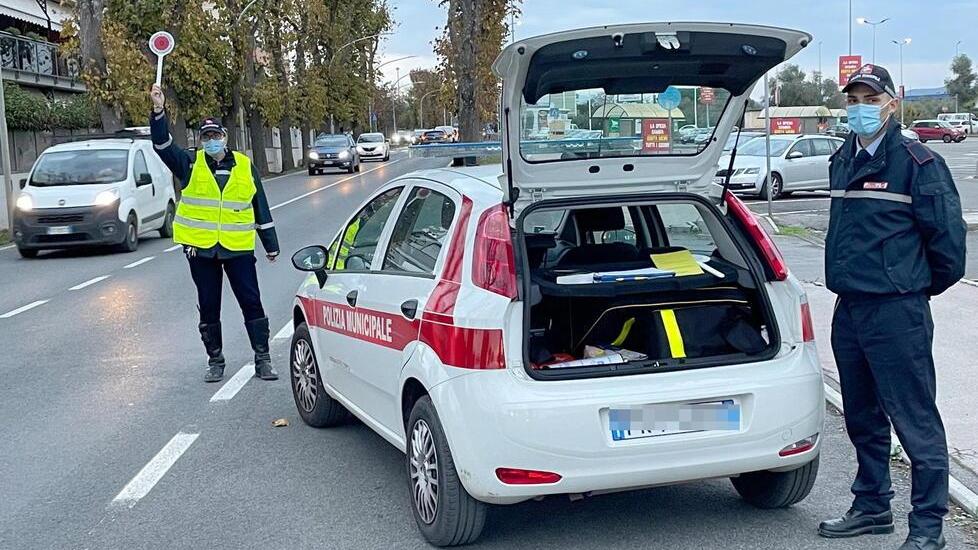 Una pattuglia della polizia municipale di Follonica