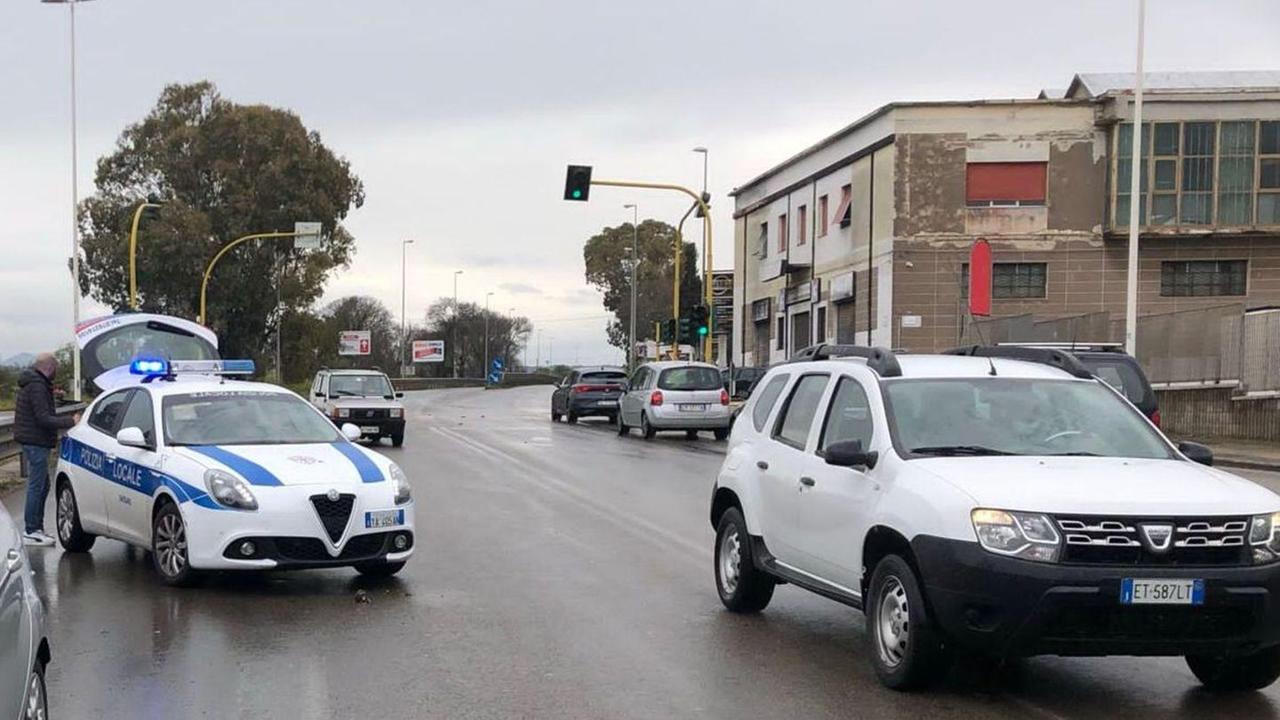 Sassari, scontro al semaforo: tre persone ferite a Li Punti
