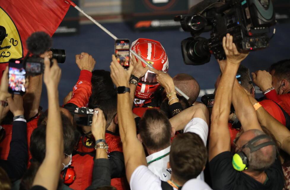 Leclerc festeggiato all’uscita dall’abitacolo della sua Ferrari