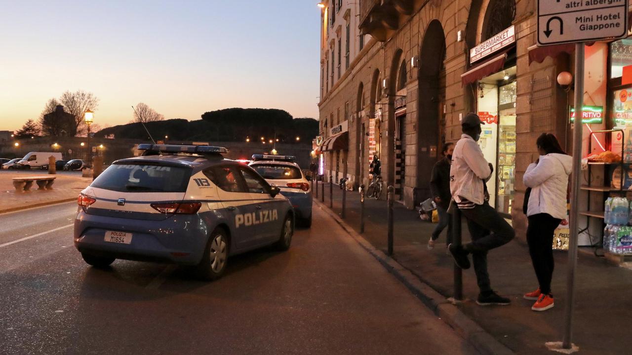 La polizia in piazza della Repubblica davanti al kebab