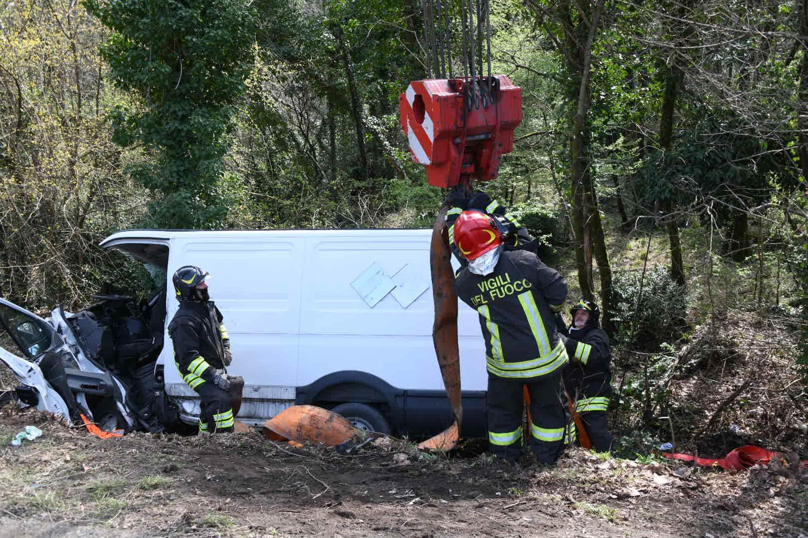 Furgone carico di esplosivo si schianta contro un albero: due feriti gravi