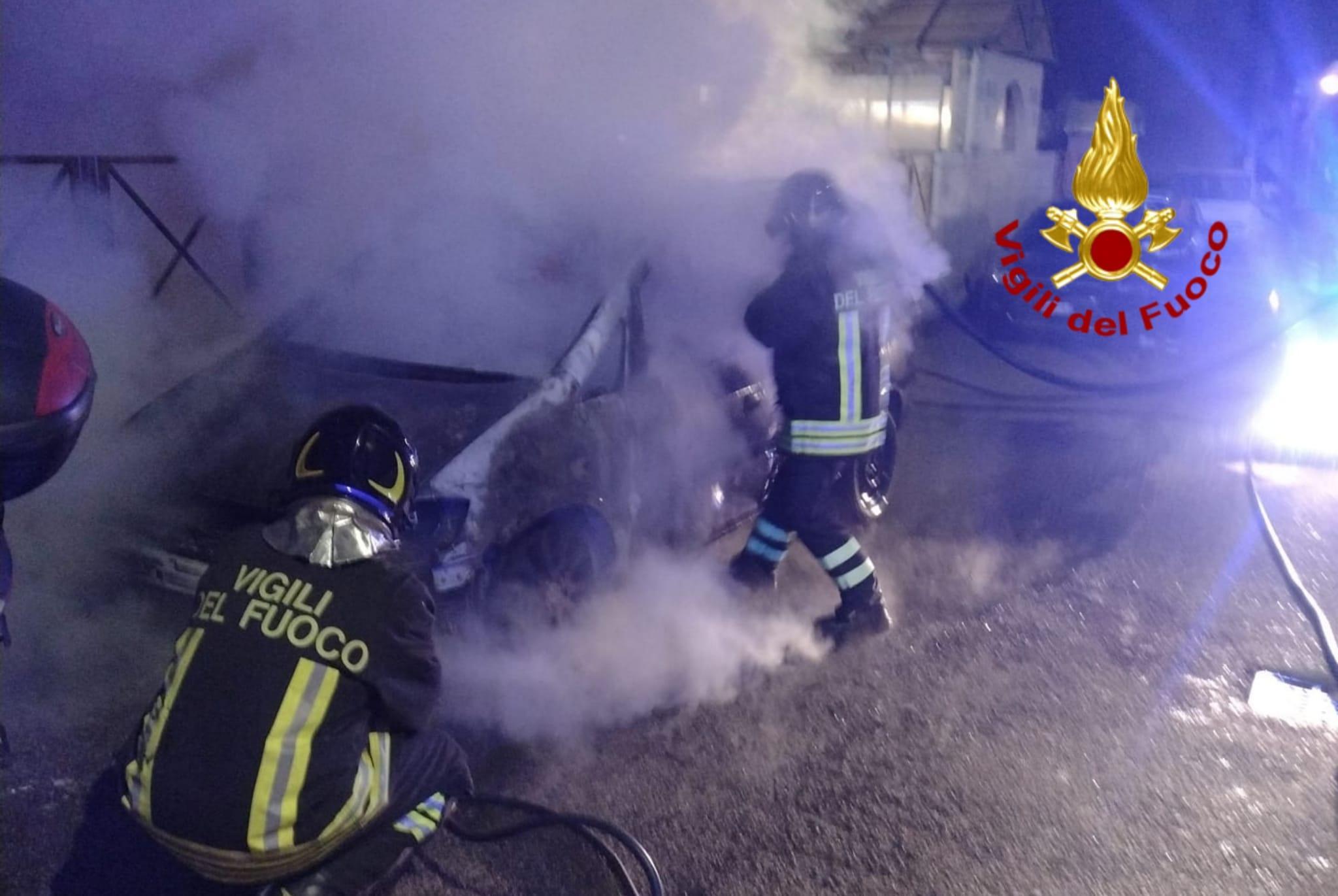 Cagliari, tre vetture e uno scooter in fiamme a Is Mirrionis 
