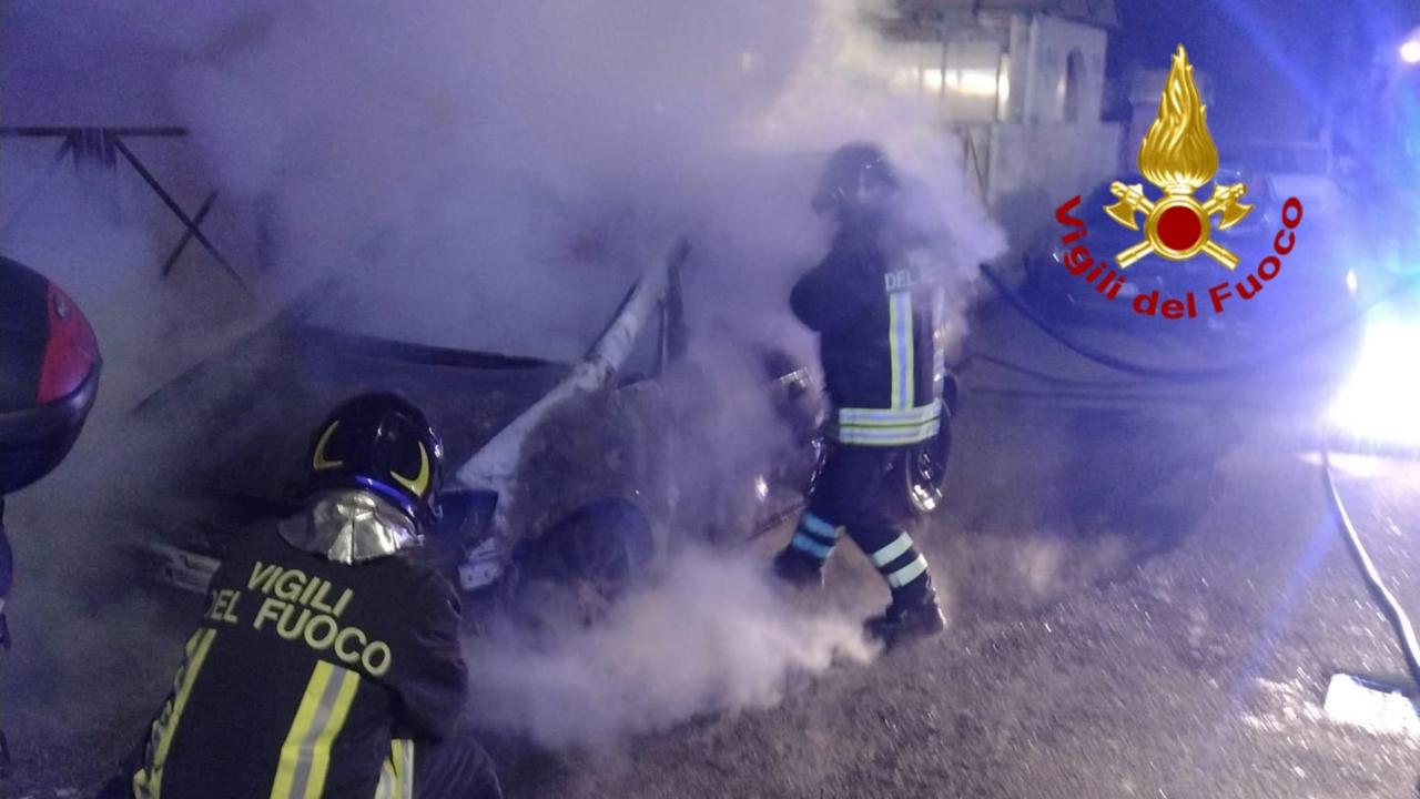 Cagliari, tre vetture e uno scooter in fiamme a Is Mirrionis