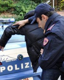 Un arresto della polizia   (foto d’archivio)