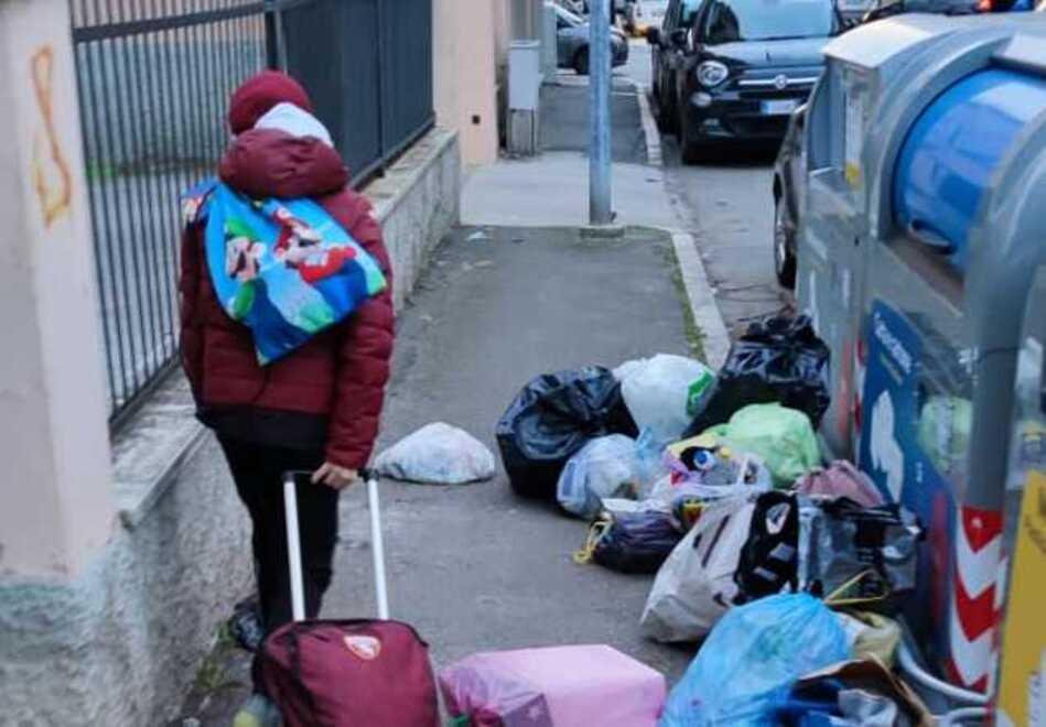 Strada discarica invasa dalla spazzatura: «Mio figlio fa lo slalom tra i rifiuti» 