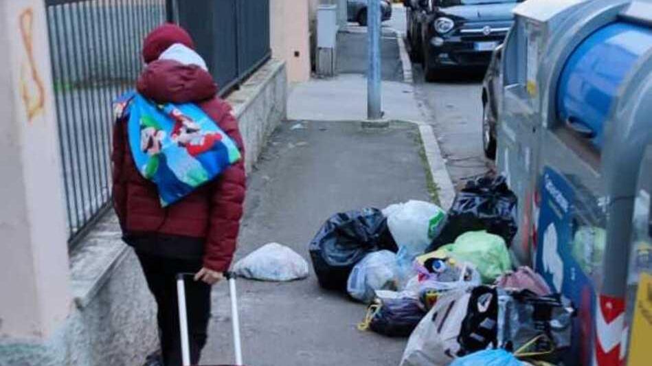 Strada discarica invasa dalla spazzatura: «Mio figlio fa lo slalom tra i rifiuti»