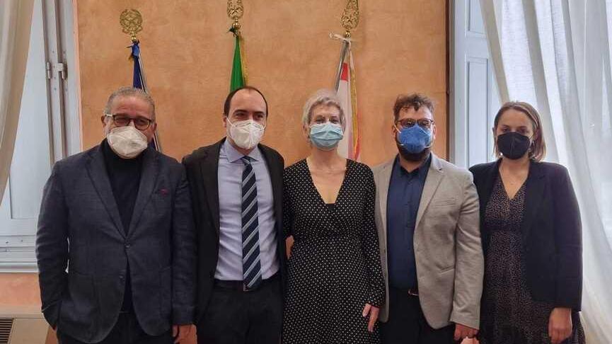 Il sindaco e la giunta alla presentazione del bilancio di previsione 2022: da sinistra Forastiero, Calamai, Vespi, Vignoli e Baiano