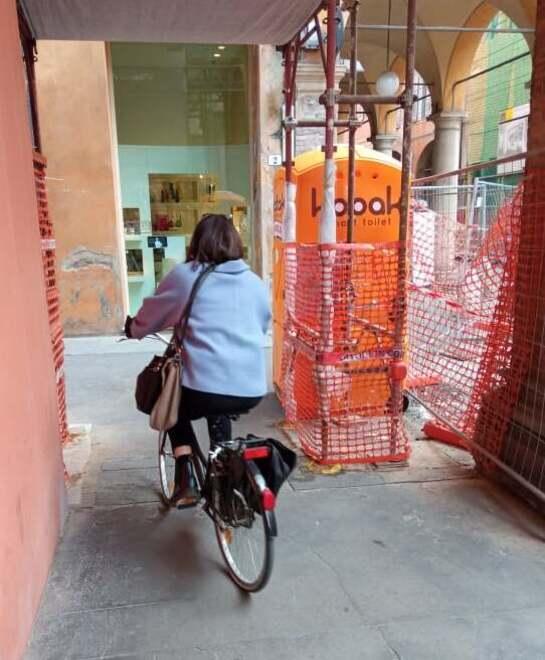 Modena. Corso Canalchiaro è un caso: «Il mio negozio chiuso tra cantiere impalcature e un wc in vetrina» 