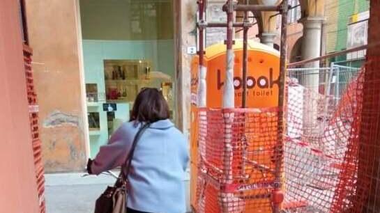 Modena. Corso Canalchiaro è un caso: «Il mio negozio chiuso tra cantiere impalcature e un wc in vetrina»