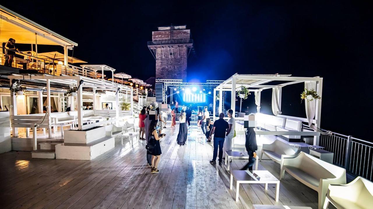 La terrazza della discoteca "Precisamente a Calafuria": fuori dal locale il ventunenne è stato accoltellato