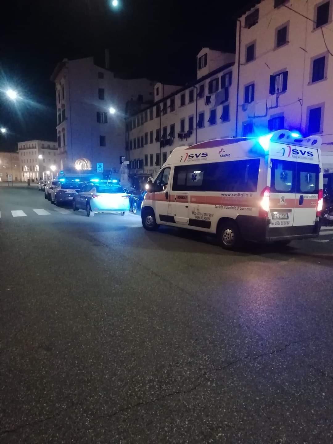 Due volanti della polizia e un'ambulanza