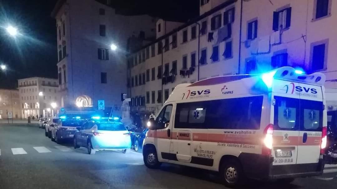 Due volanti della polizia e un'ambulanza