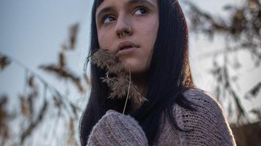 “Forbici”: l’uomo, l’altro e l’amore con gli occhi di una ventenne