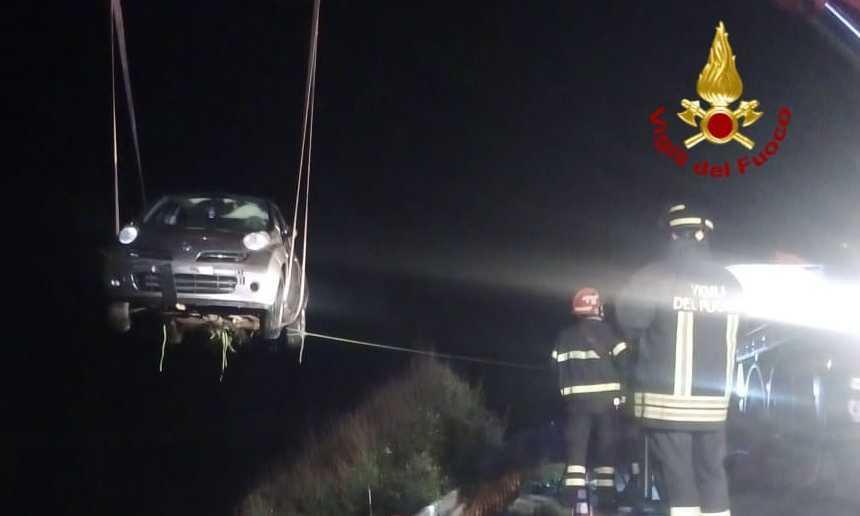 Fuori strada, salvi grazie ai cespugli