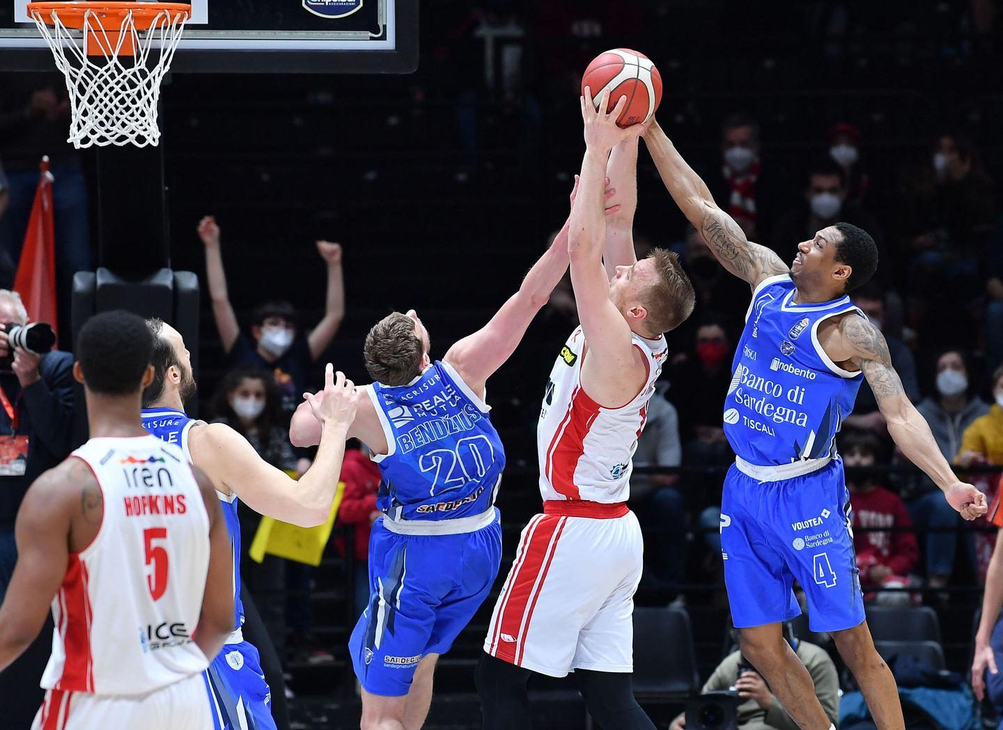 La Dinamo lotta e ci crede Reggio passa all’overtime 