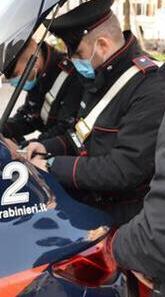 Nonantola. Il ladro in fuga picchia tutti con la merce rubata 