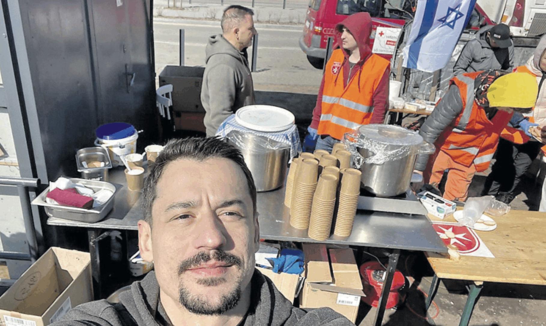 L'oristanese Alessio Pitzalis cucina per migliaia di profughi: «È anche la mia guerra: la combatto ai fornelli» 