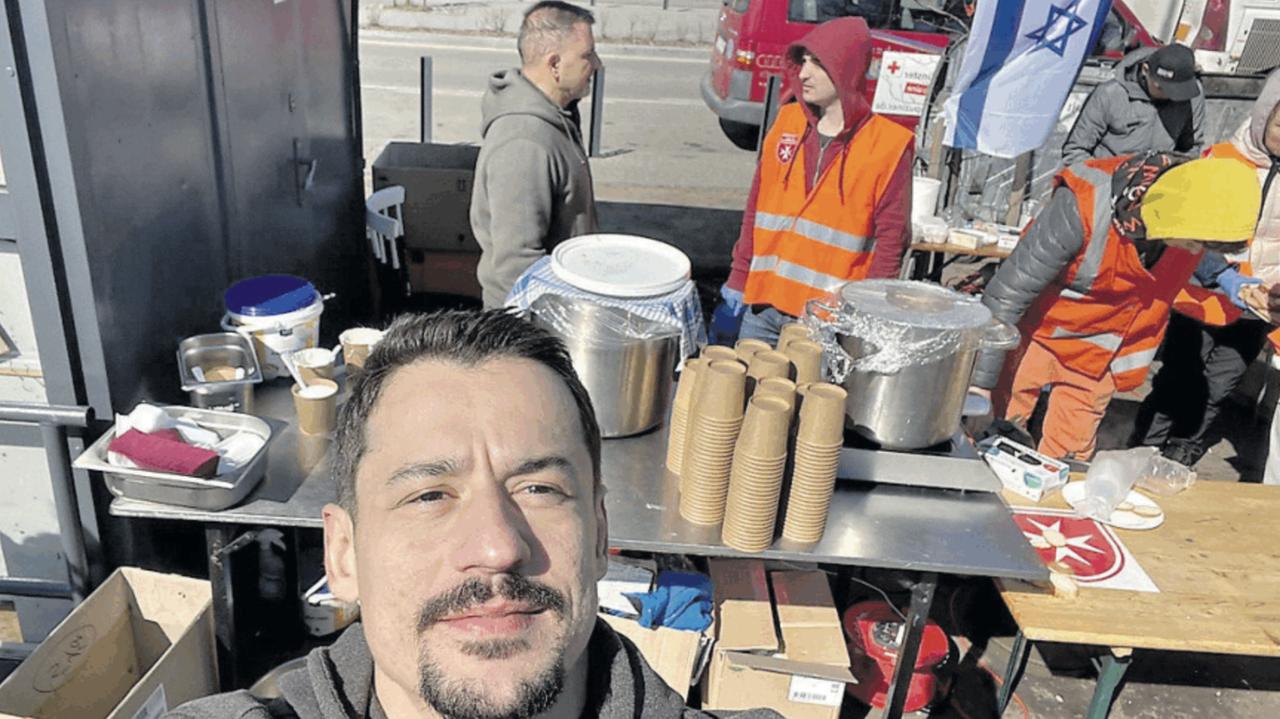 L'oristanese Alessio Pitzalis cucina per migliaia di profughi: «È anche la mia guerra: la combatto ai fornelli» 