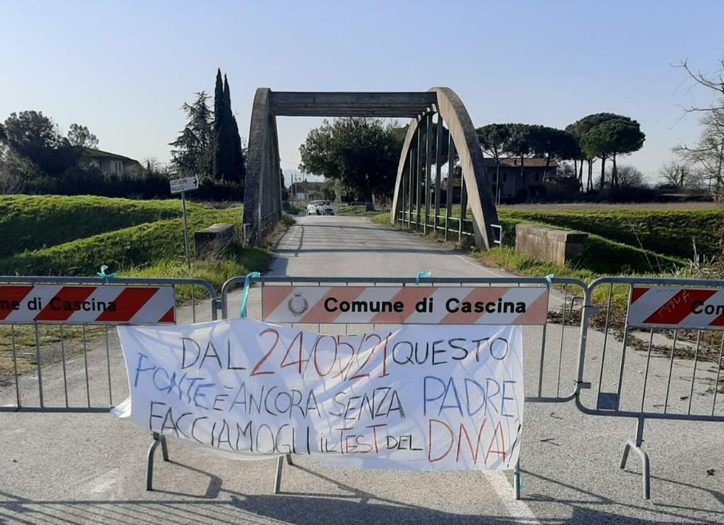 Lo striscione apparso sul ponte di Latignano ieri mattina