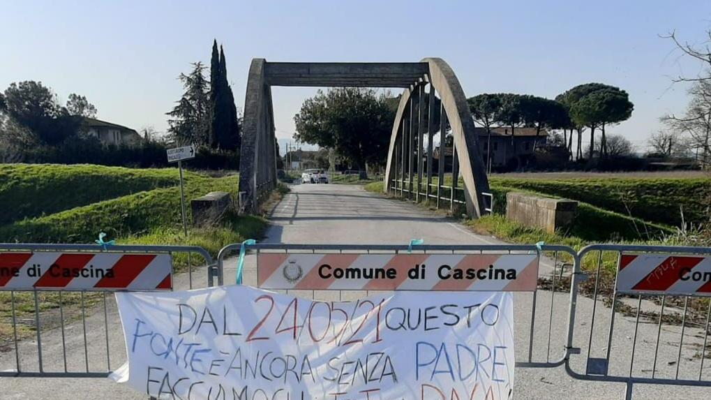 Lo striscione apparso sul ponte di Latignano ieri mattina