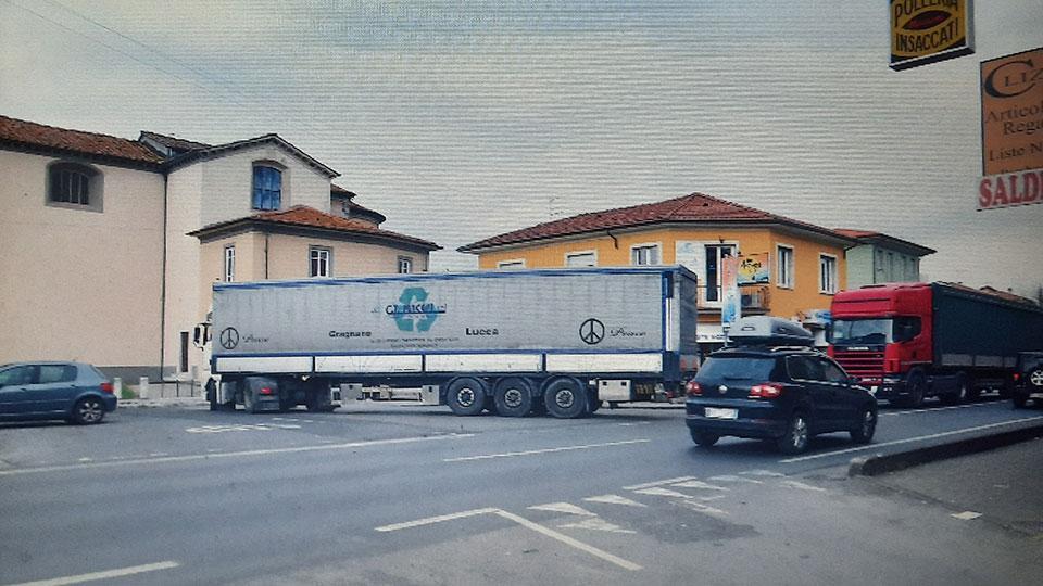 l’ingresso di mezzi pesanti ripreso dalle telecamere della zona