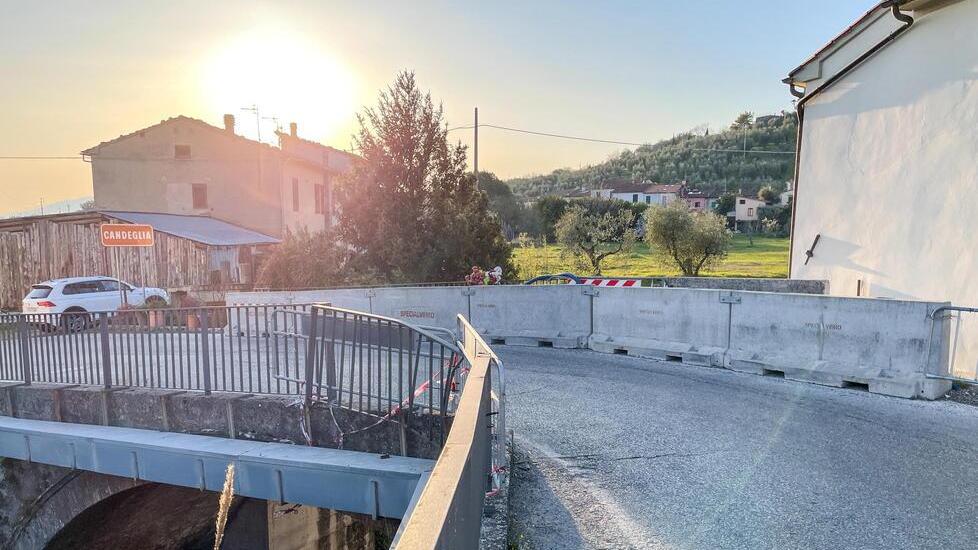La fila di barriere “new jersey” che protegge provvisoriamente il lato del ponte da dove volò giù l’auto dei due pensionati (