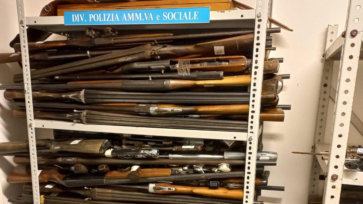 Grosseto, 1.900 armi trovate in casa e ritirate dalla polizia in pochi anni