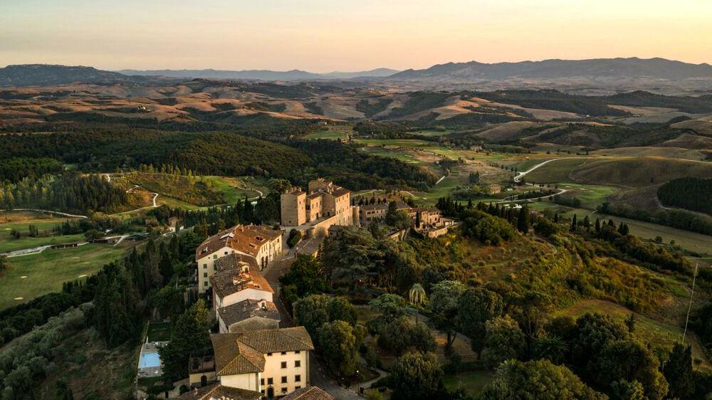 Riapre Castelfalfi targato Lohia: tra le novità parco giochi e padel