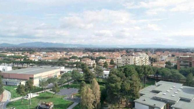 Alcuni degli edifici pubblici nel perimetro del villaggio scolastico dove si pensa di installare impianti per l’autoproduzione di energia
