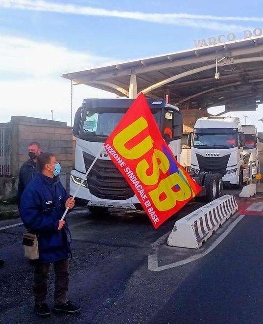 Una protesta dei lavoratori Usb per la vertenza ex Bertani