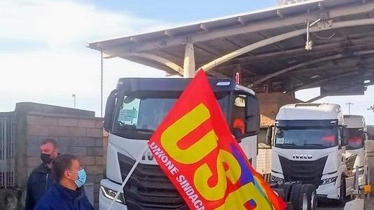 Una protesta dei lavoratori Usb per la vertenza ex Bertani