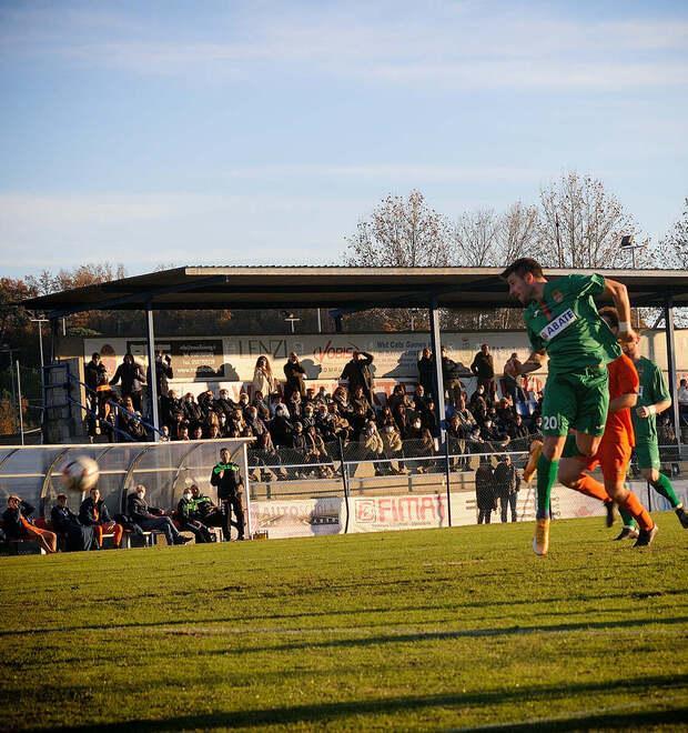 Una partita di calcio allo stadio di Perignano