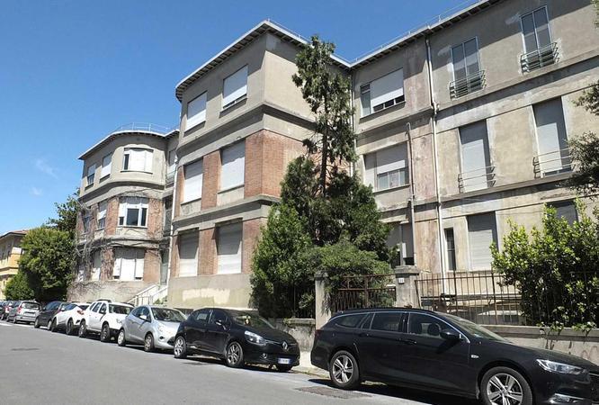 Una veduta esterna dell'ospedale Santa Chiara di Pisa
