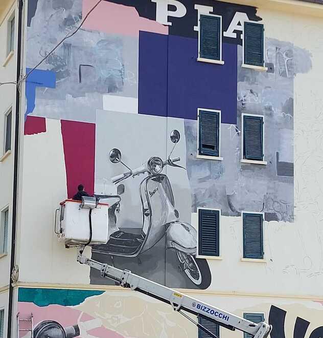 Il murale della Vespa realizzato dal duo di street artist Ruido sulla facciata di un palazzo del Villaggio Gramsci