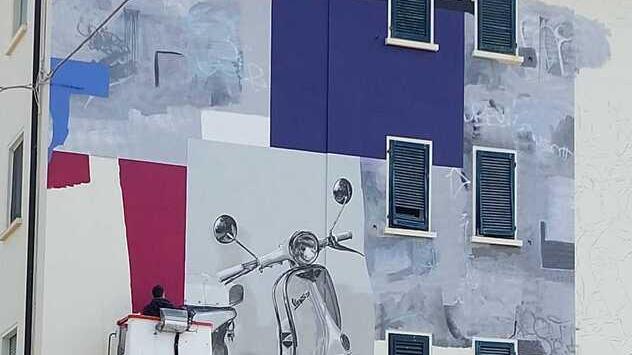 Il murale della Vespa realizzato dal duo di street artist Ruido sulla facciata di un palazzo del Villaggio Gramsci