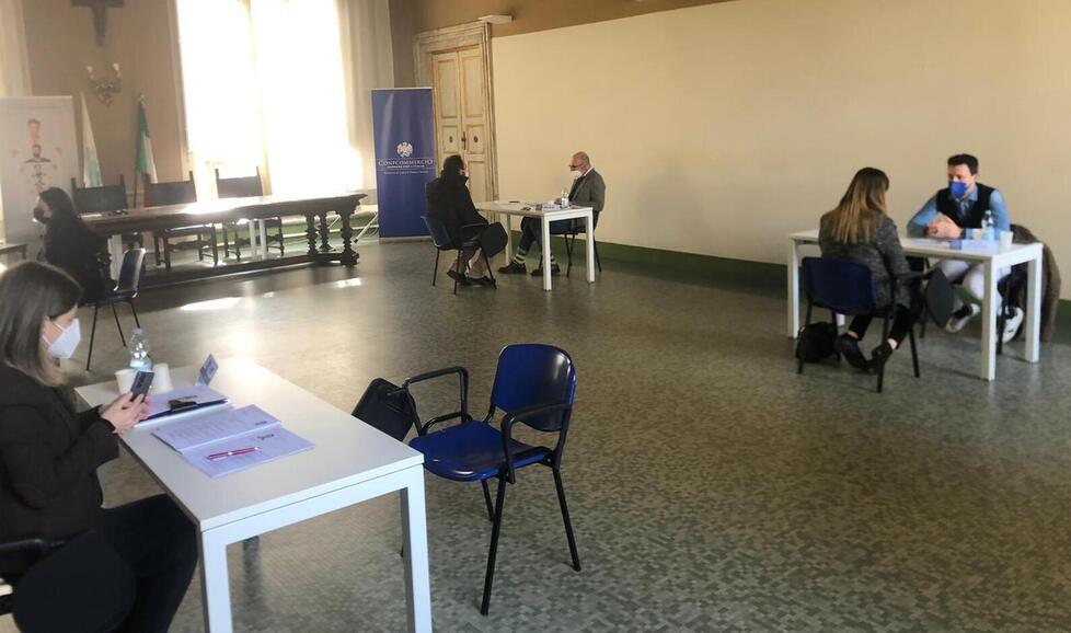 Alcuni dei colloqui che si sono tenuti ieri mattina nella sede di Confcommercio per “Job week”