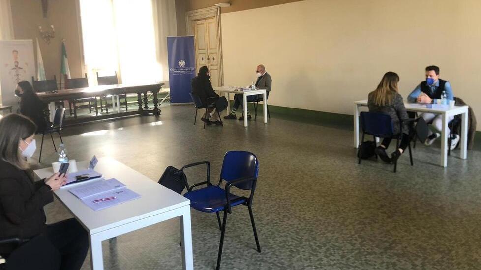 Alcuni dei colloqui che si sono tenuti ieri mattina nella sede di Confcommercio per “Job week”