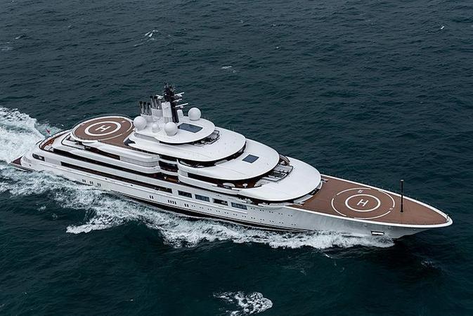 Scheherazade, lo yacht ormeggiato nel porto di Marina di Carrara