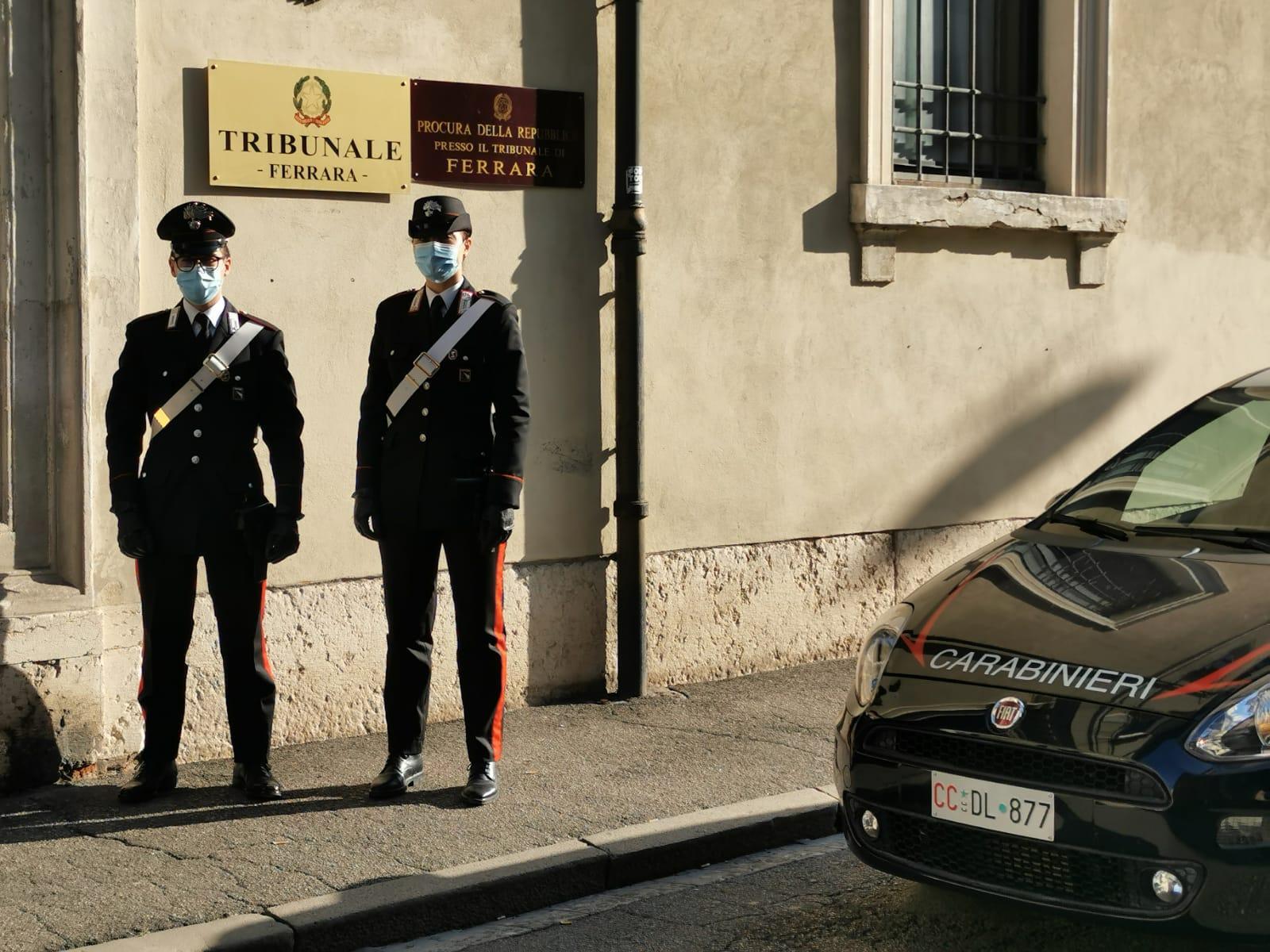 Carabinieri davanti al tribunale: l'arresto del giovane accusato di spaccio è stato convalidato