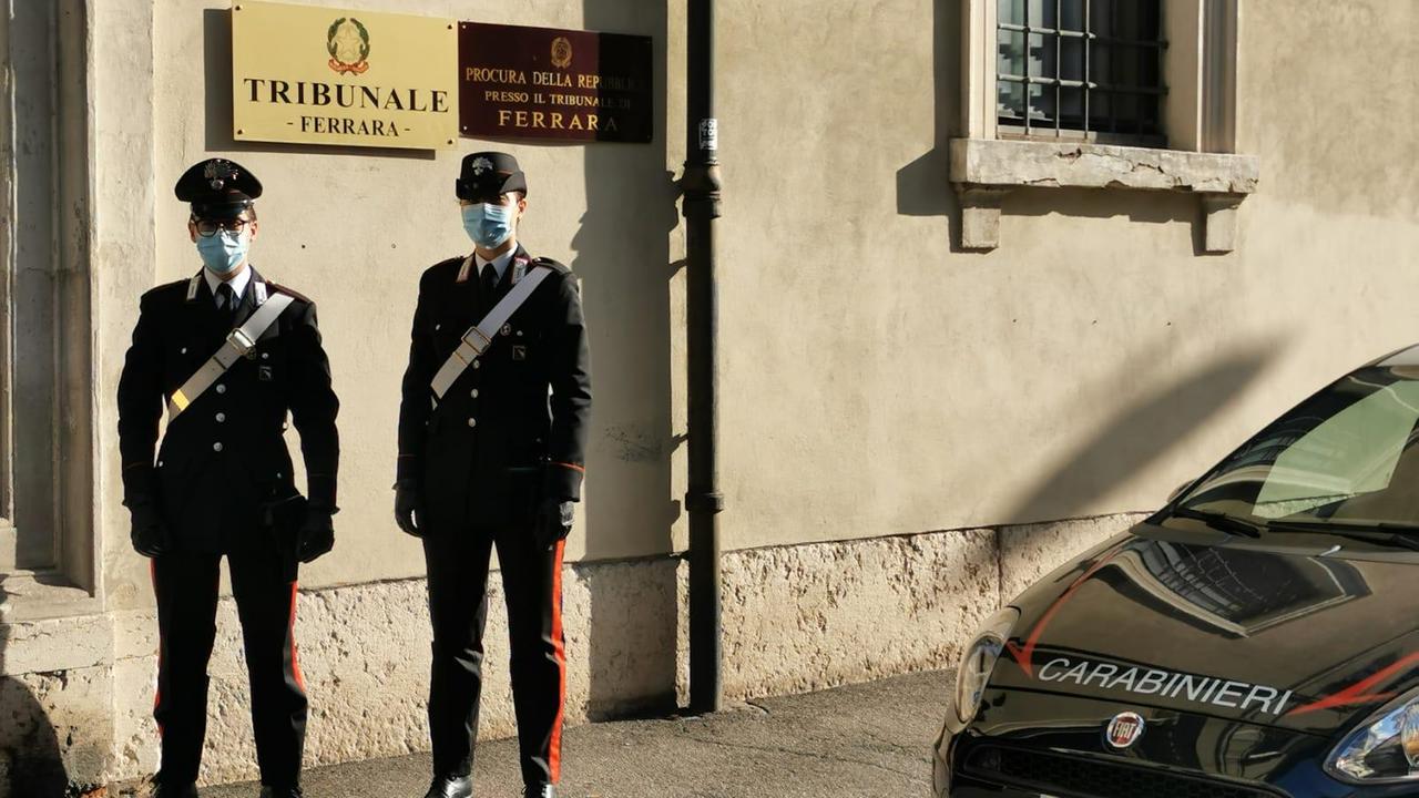 Carabinieri davanti al tribunale: l'arresto del giovane accusato di spaccio è stato convalidato