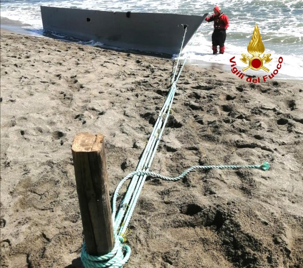 Barcone vuoto alla deriva sulla spiaggia di San Giovanni a Muravera