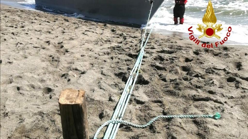 Barcone vuoto alla deriva sulla spiaggia di San Giovanni a Muravera