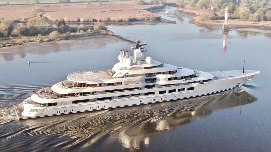 Scheherazade, lo yacht da 140 metri ormeggiato al porto di Marina di Carrara