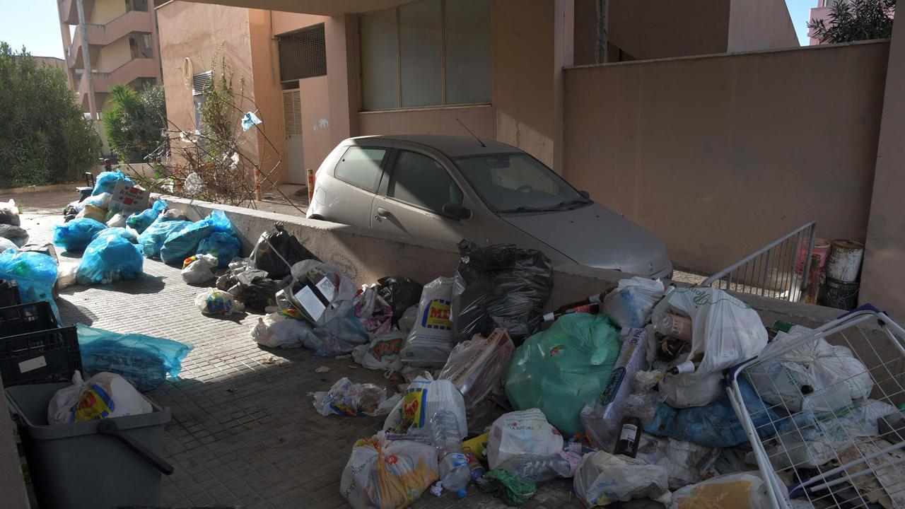 Olbia, il palazzo occupato da 57 famiglie e circondato dai rifiuti: Nizzi ordina lo sgombero