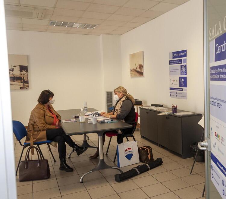 A Viareggio candidati e aziende si incontrano per un giorno di colloqui: «Così più lavoro» 