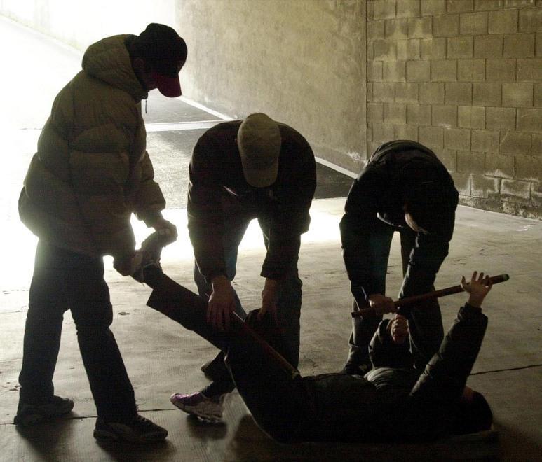 Schiaffi e spinte: banda rapina due ragazzini 