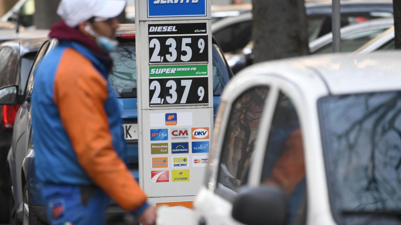 Modena Benzina e diesel, ecco dove adesso il pieno costa meno dopo il taglio delle accise