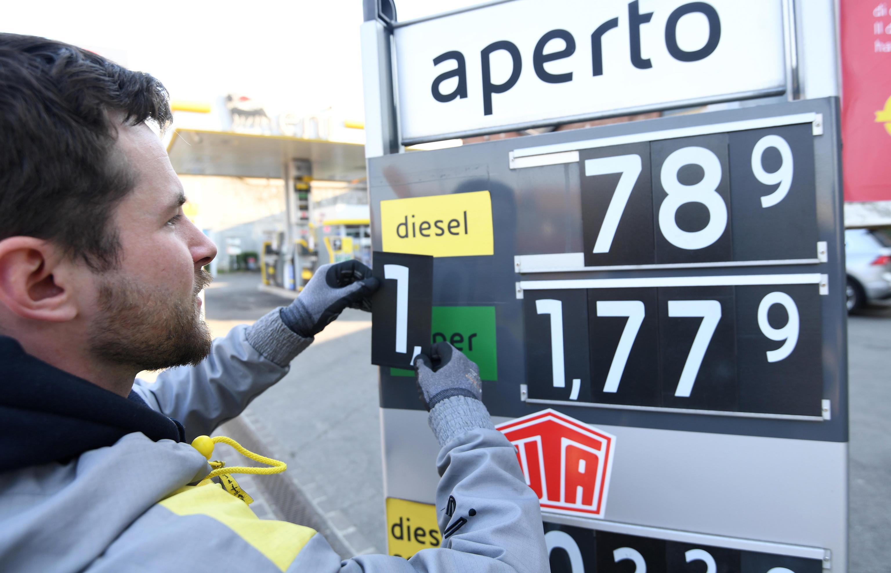 Il taglio delle accise è scattato nella notte, caos ai distributori in Versilia - le tabelle con i prezzi 