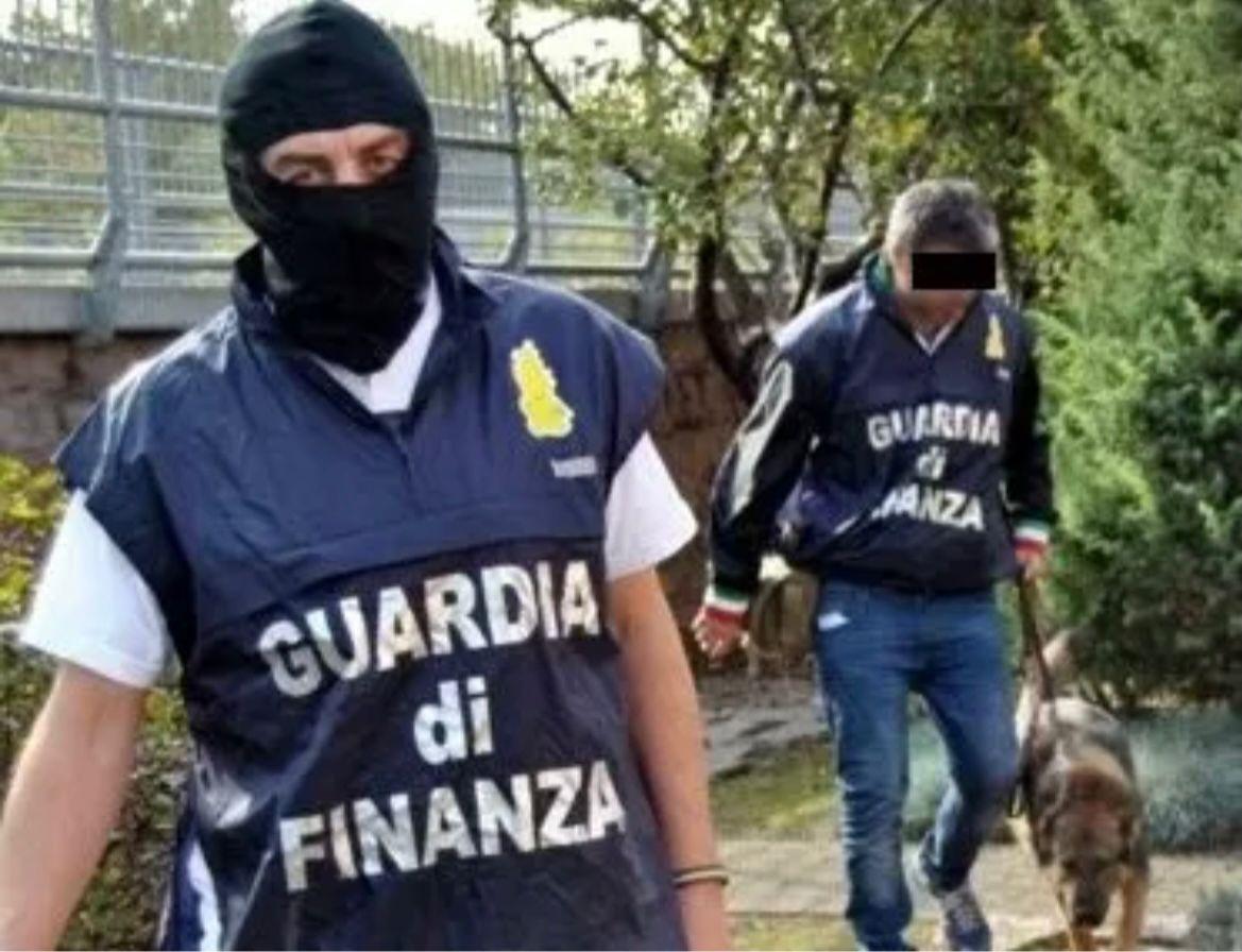 Follonica: vendevano cocaina e hashish. Uno degli spacciatori aveva il reddito di cittadinanza: due arresti - Video 
